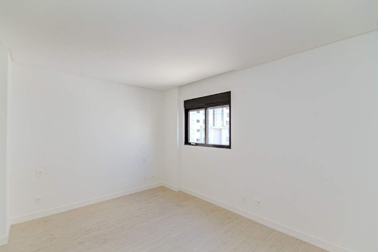Apartamento à venda no Pioneiros: 