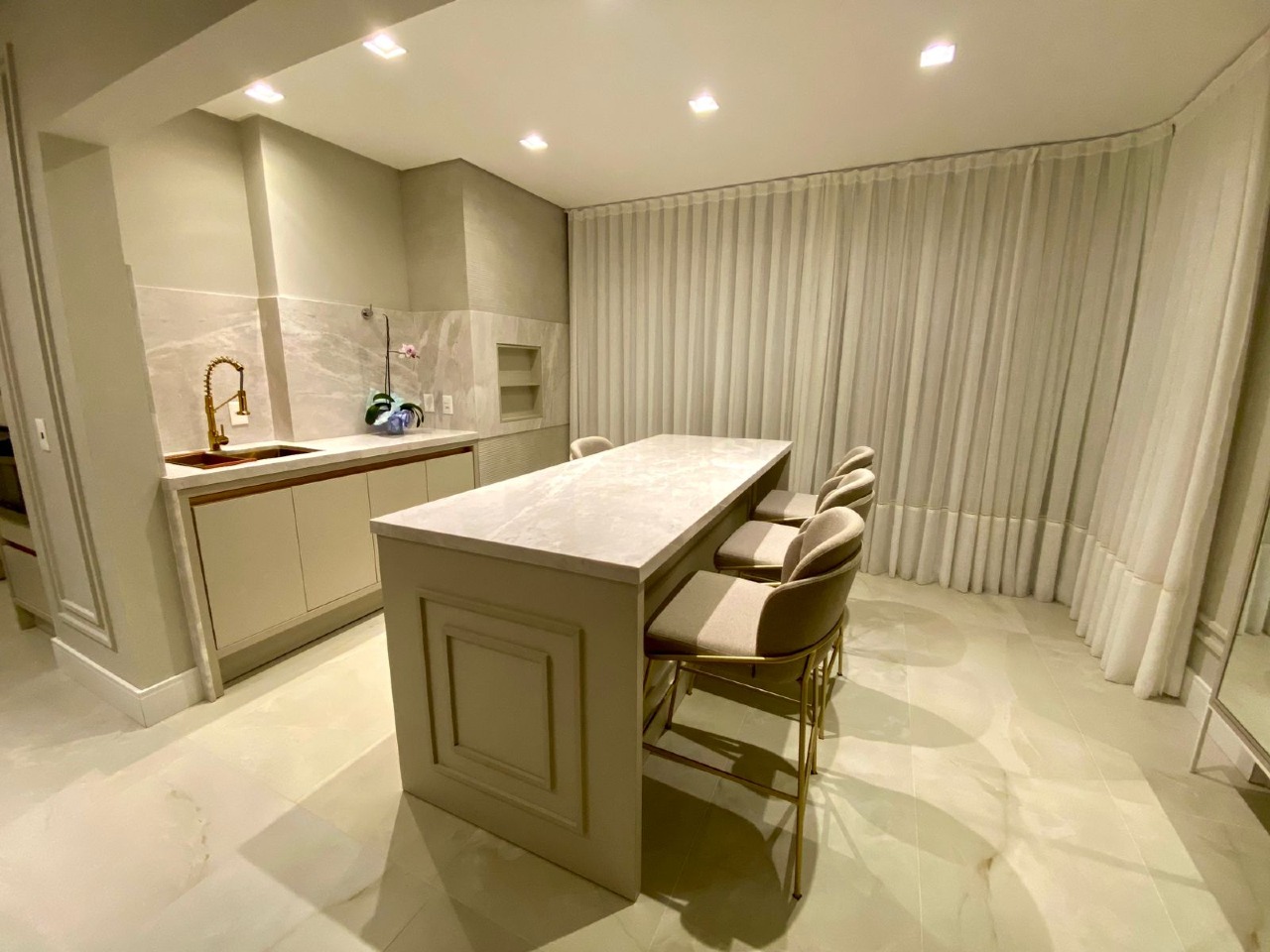 Apartamento à venda no Pioneiros: 