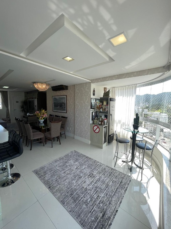 Apartamento à venda no Pioneiros: 