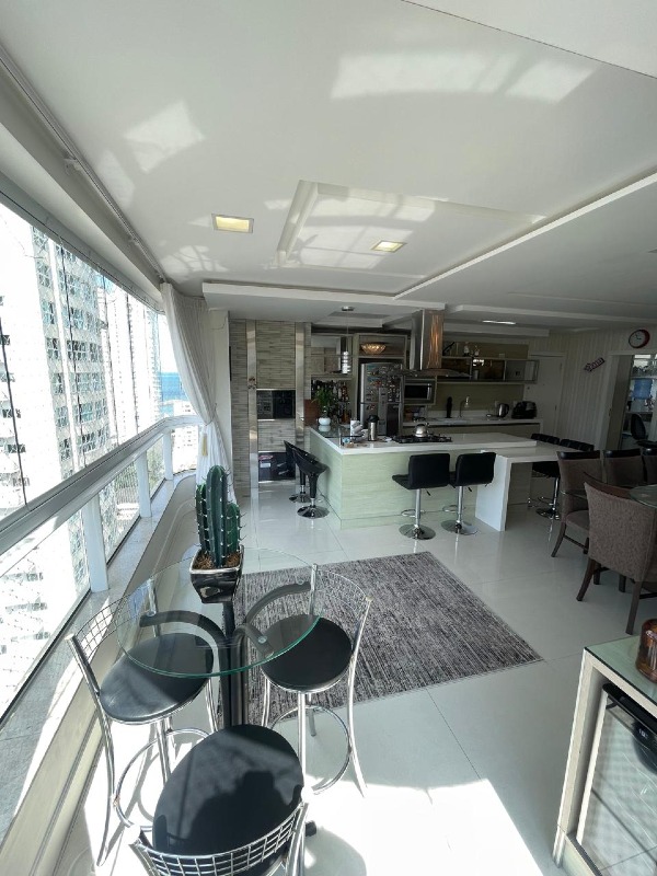 Apartamento à venda no Pioneiros: 