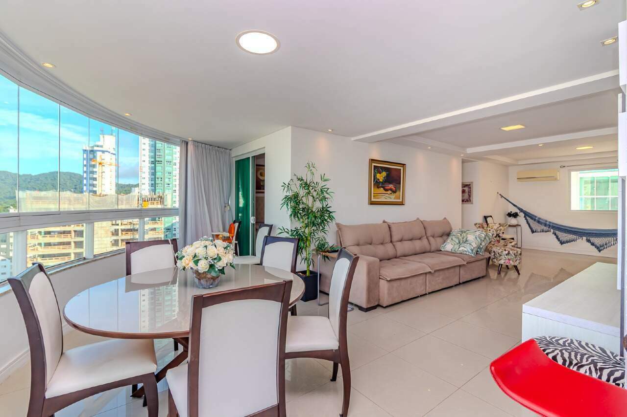 Apartamento à venda no Pioneiros: 