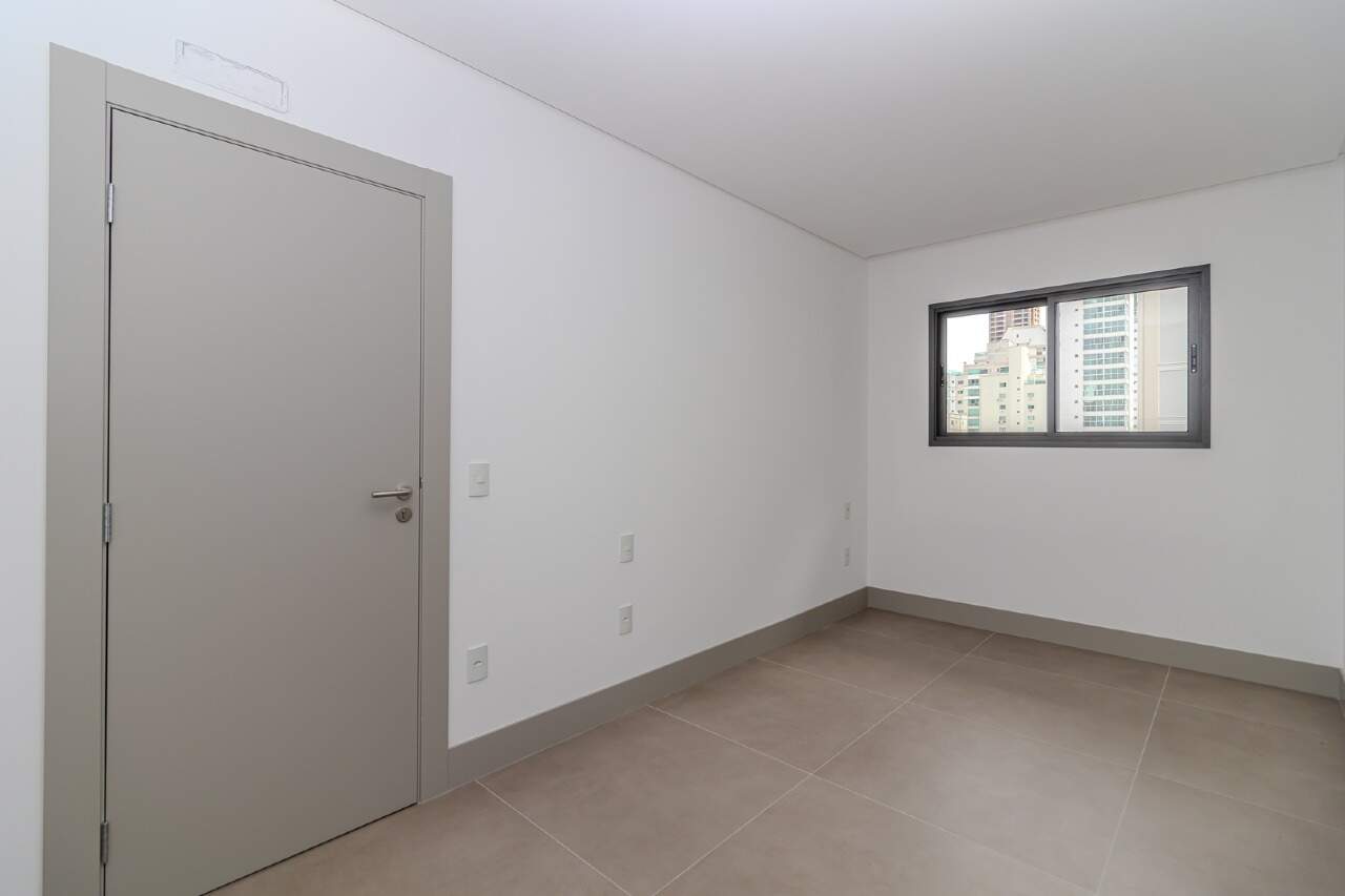 Apartamento à venda no Pioneiros: 