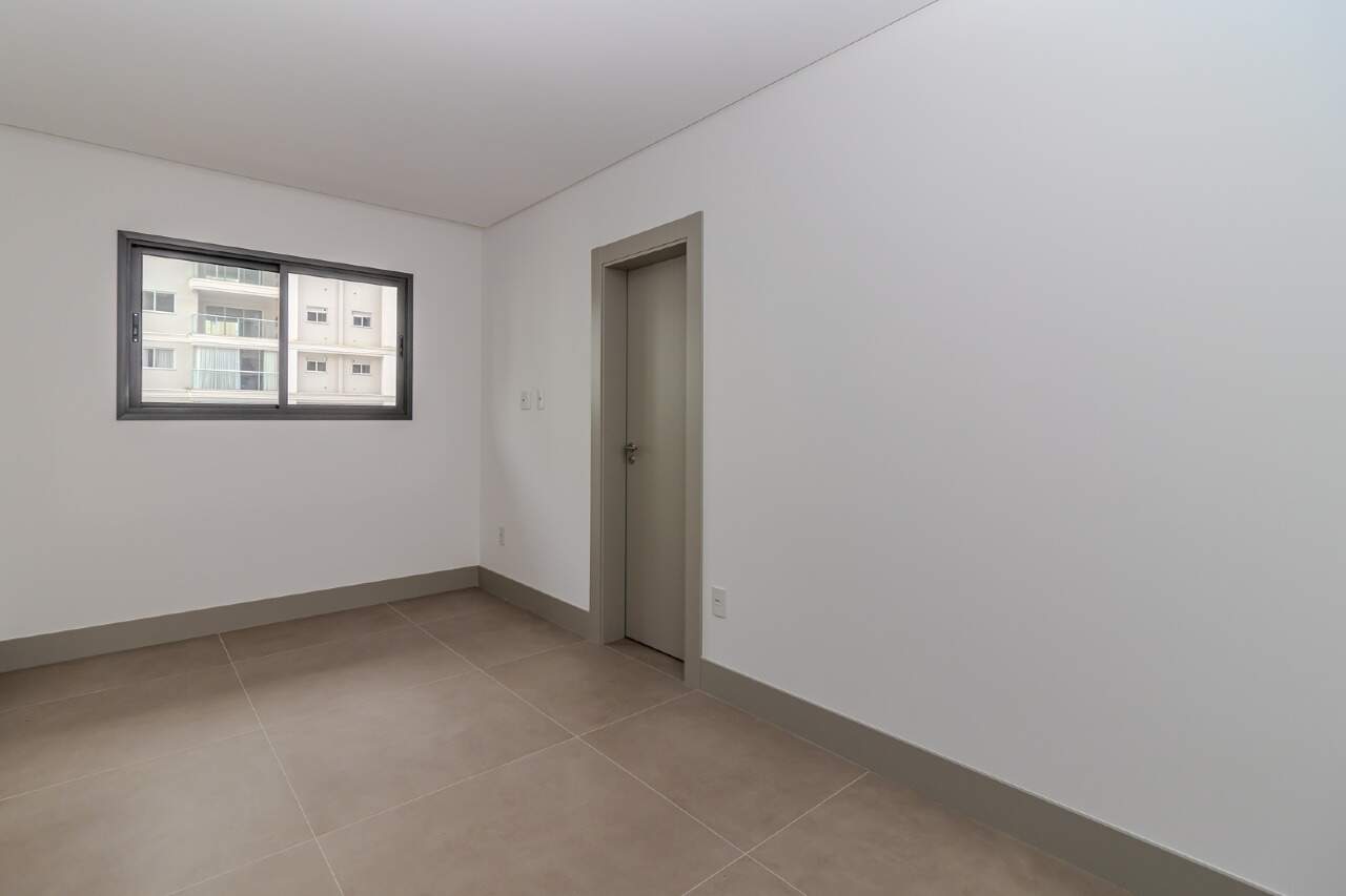Apartamento à venda no Pioneiros: 